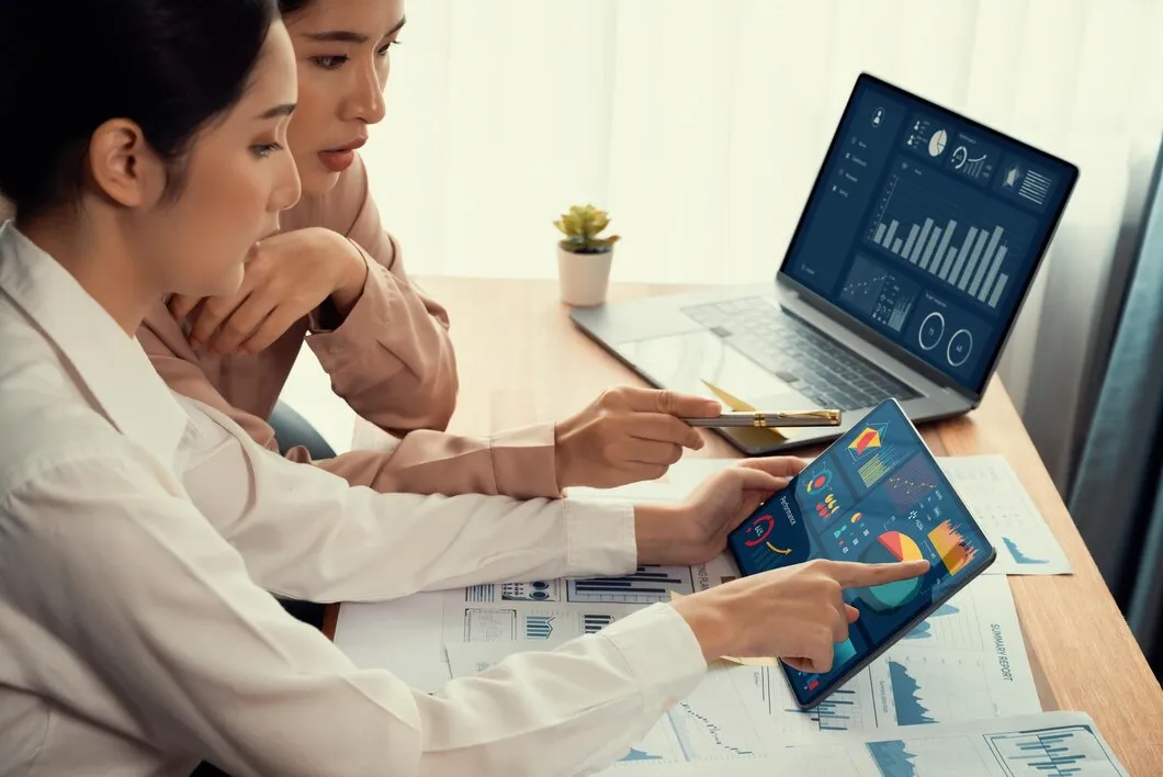 analyst team colleague discuss financial data digital dashboard enthusiastic 31965 156796 Vetencode