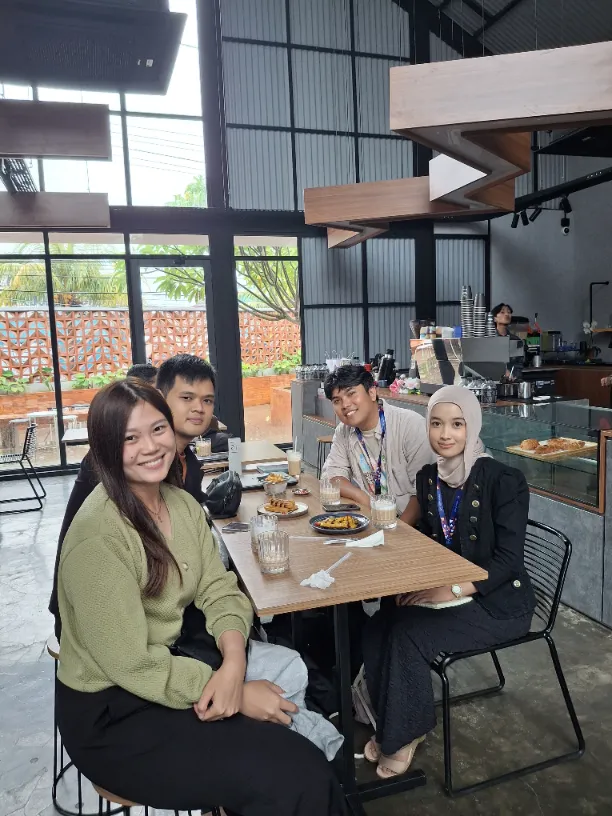 Tim Vetencode sedang berdiskusi strategi digital marketing