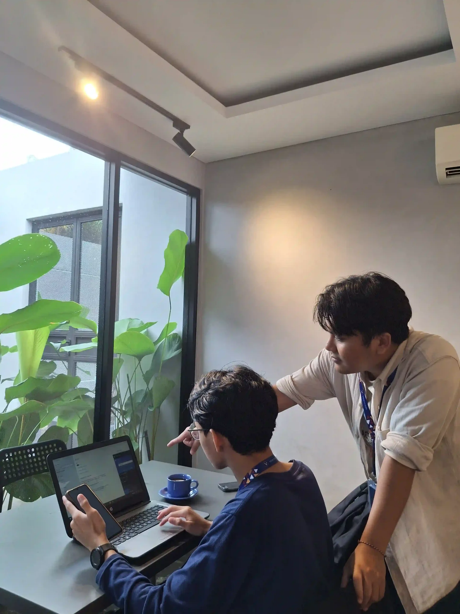Tim Vetencode sedang berkolaborasi dalam proyek digital marketing