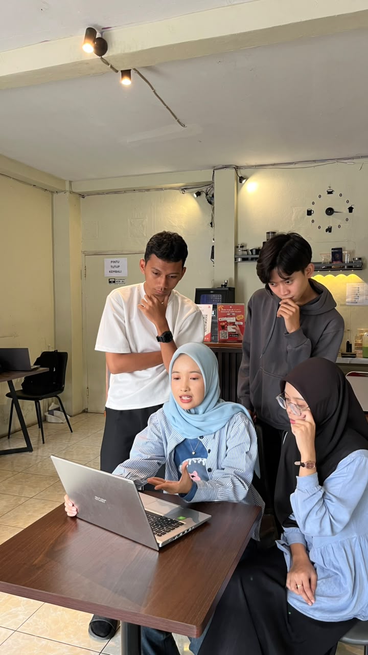 Tim Vetencode sedang berkolaborasi dalam proyek digital marketing