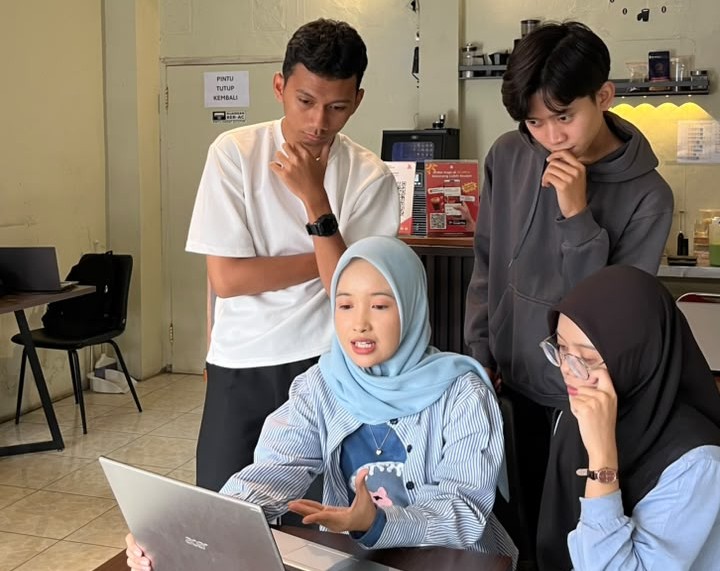 Tim Vetencode sedang berkolaborasi dalam proyek digital marketing